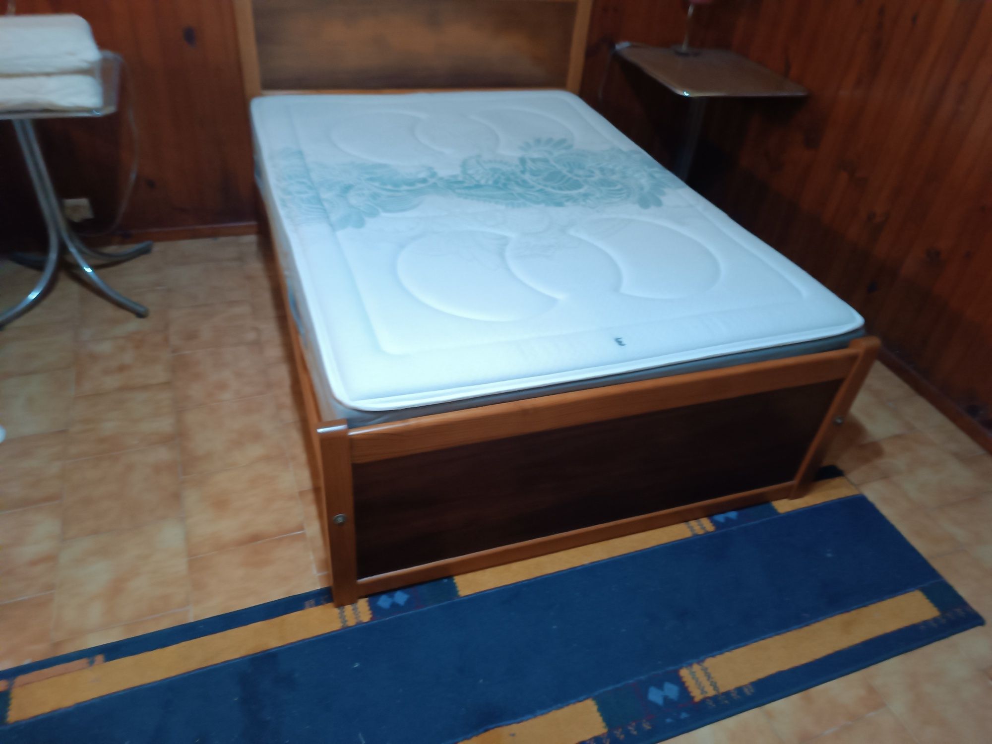 Cama de casal com colchão molaflex