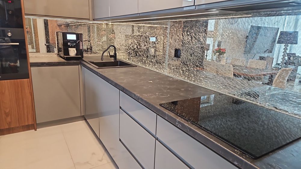 SZKLO. dzwi kabiny lustra balustrady.