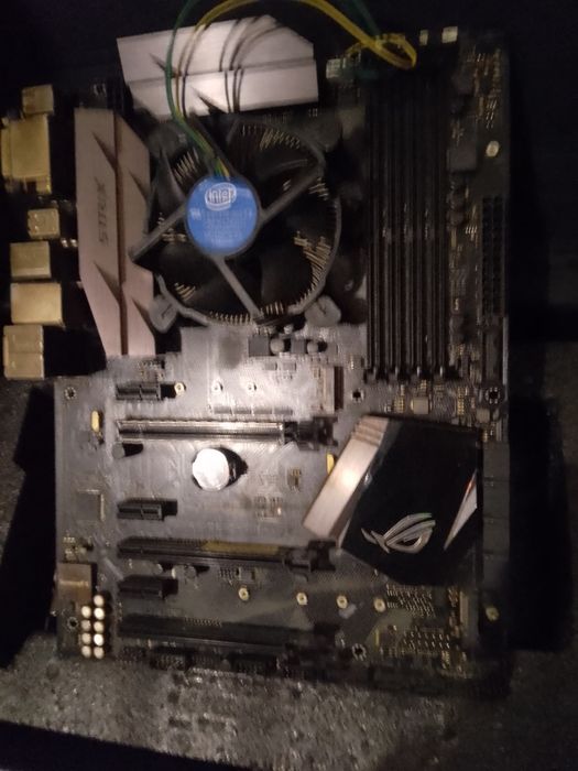 ASUS Strix Z270H Gaming (3 way SLI assim como 3 way crossfire)