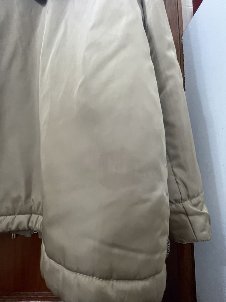 Parka bege com capuz ligeiramente acolchoada