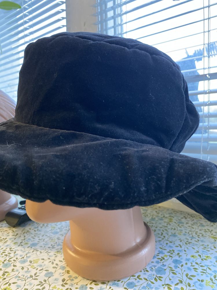 Чорна велюрова шляпка