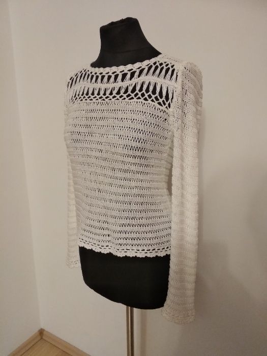 Biały sweter szydełkowy