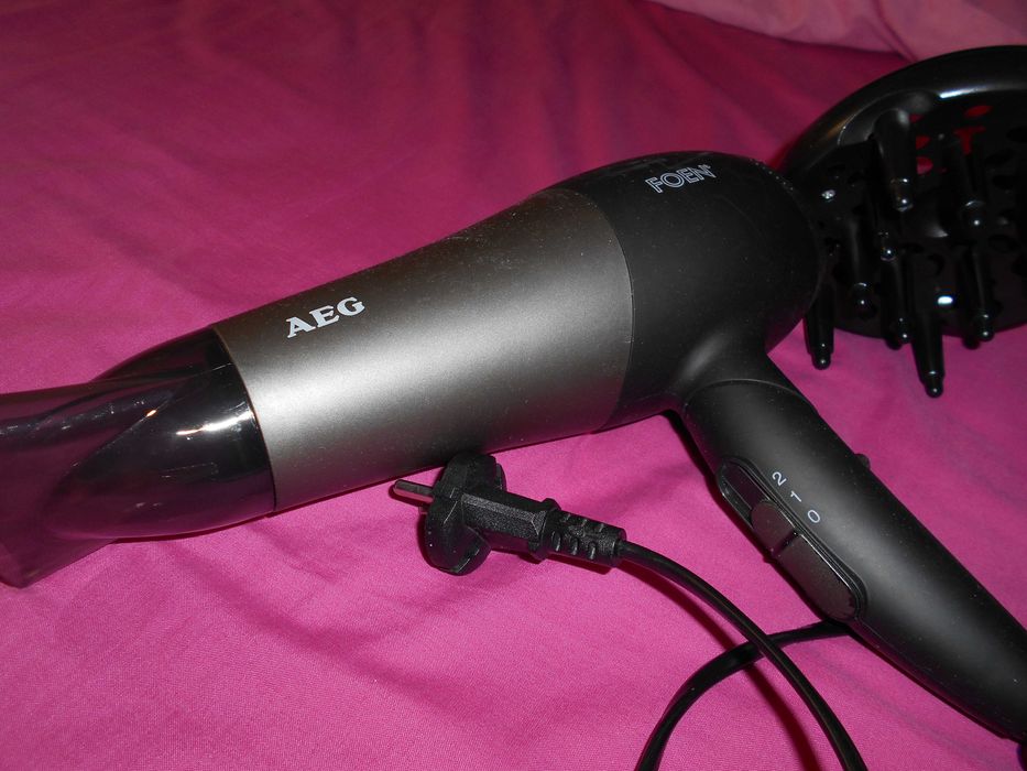 Secador de cabelo com pouco aquecimento AEG + difusor