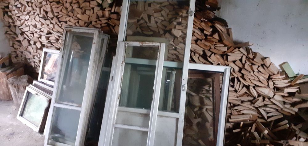 Okna drewniane z szybami