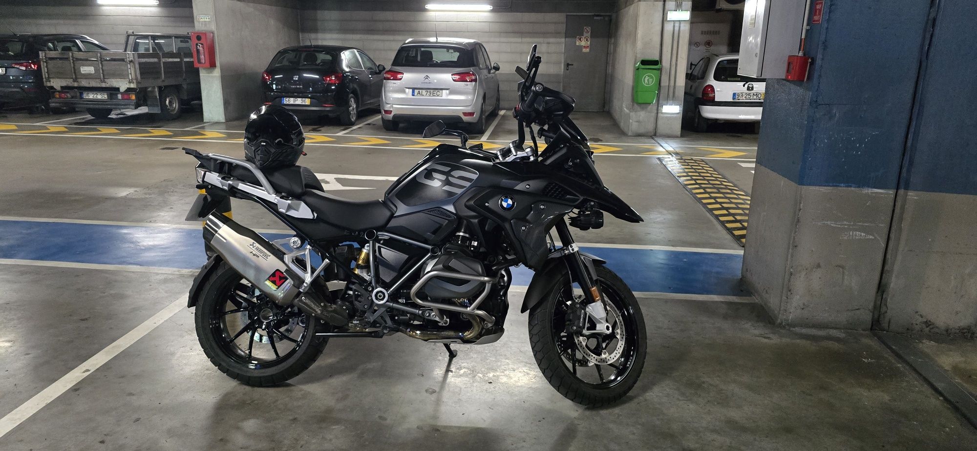 BMW R1250GS Triple Black Akrapovic