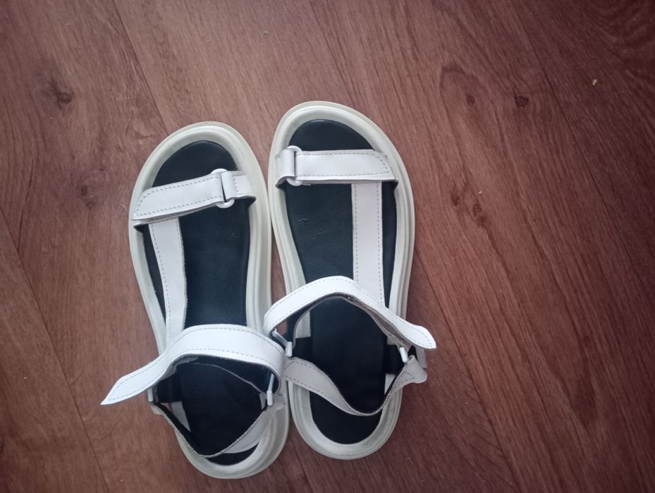 Кожані босоніжки білого кольору