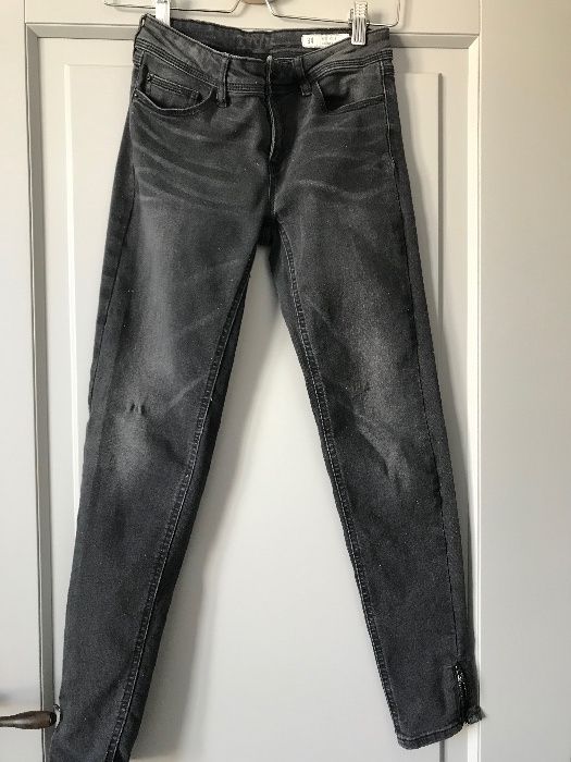 Zara czarne jeansy rurki 1975 blogerek jesień zamki 2019 Okazja