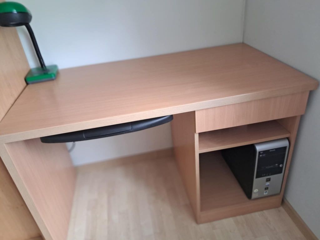 Duża przesuwna szafa z lustrem + Biurko