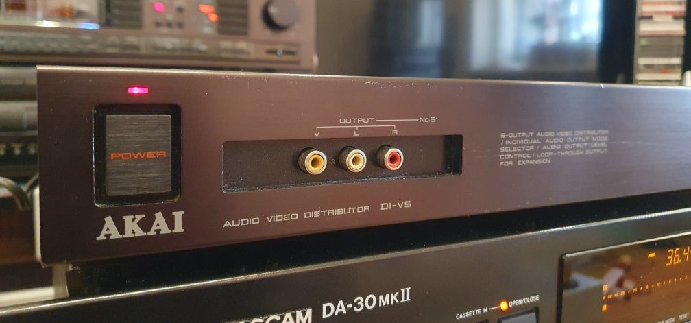 Akai DI-V5 , audio-video Distributir