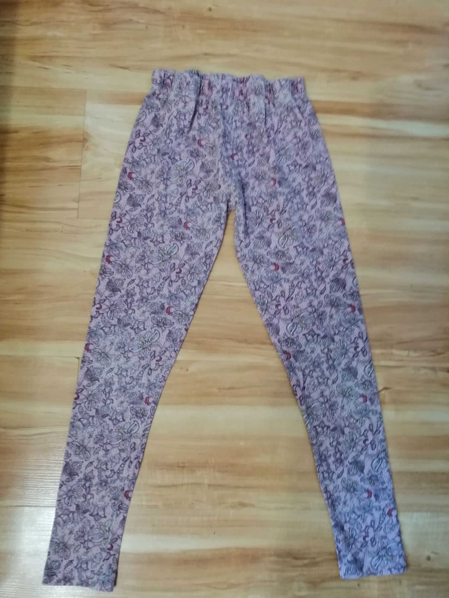 Różowe legginsy we wzory Pepco