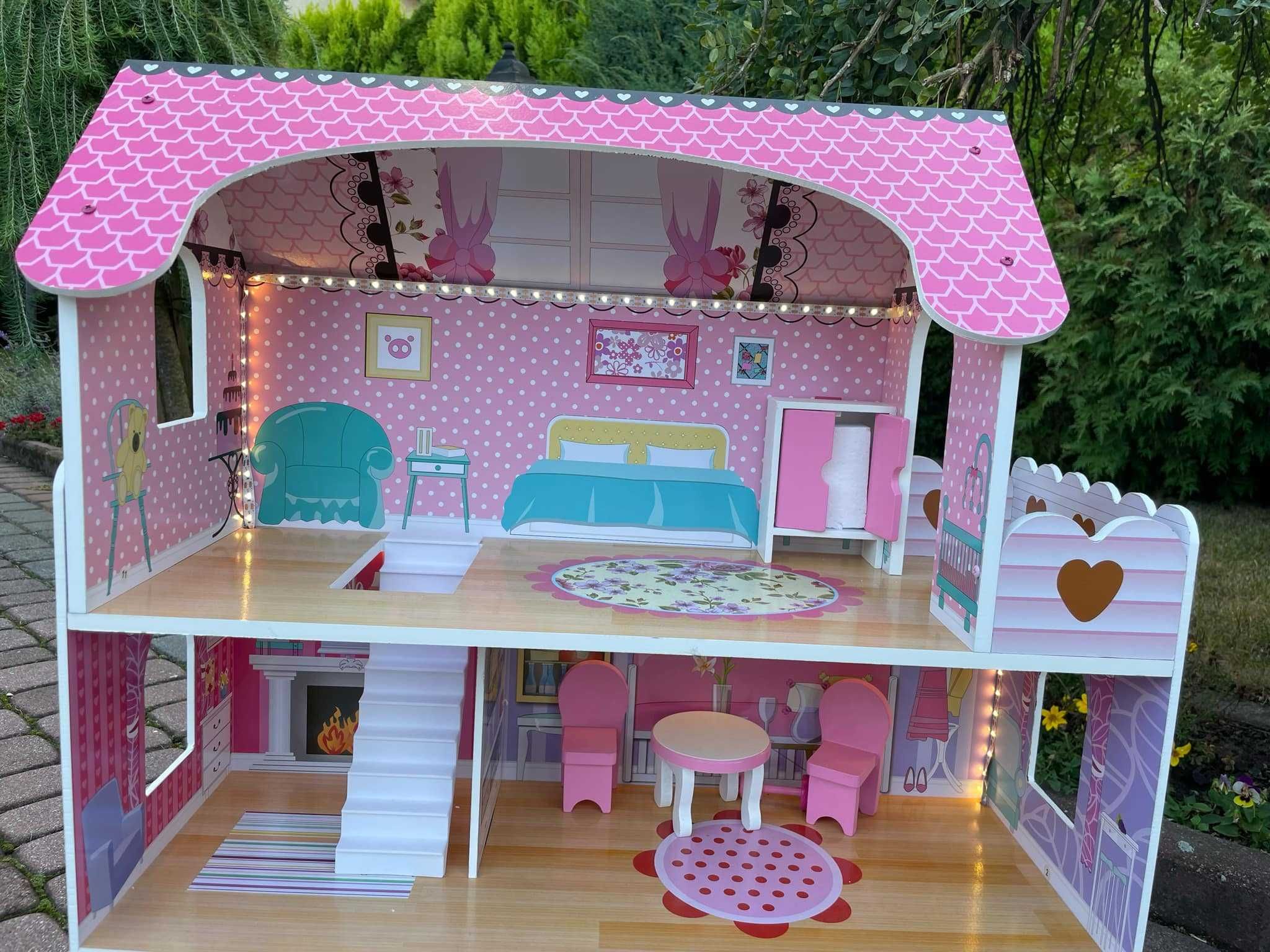 Domek dla lalek drewniany + mebelki oświetlenie LED różowy 70 cm