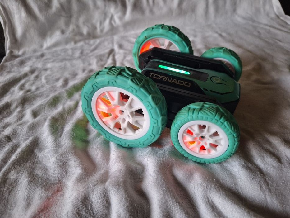 Samochodzik twister zdalnie sterowany świecący grający