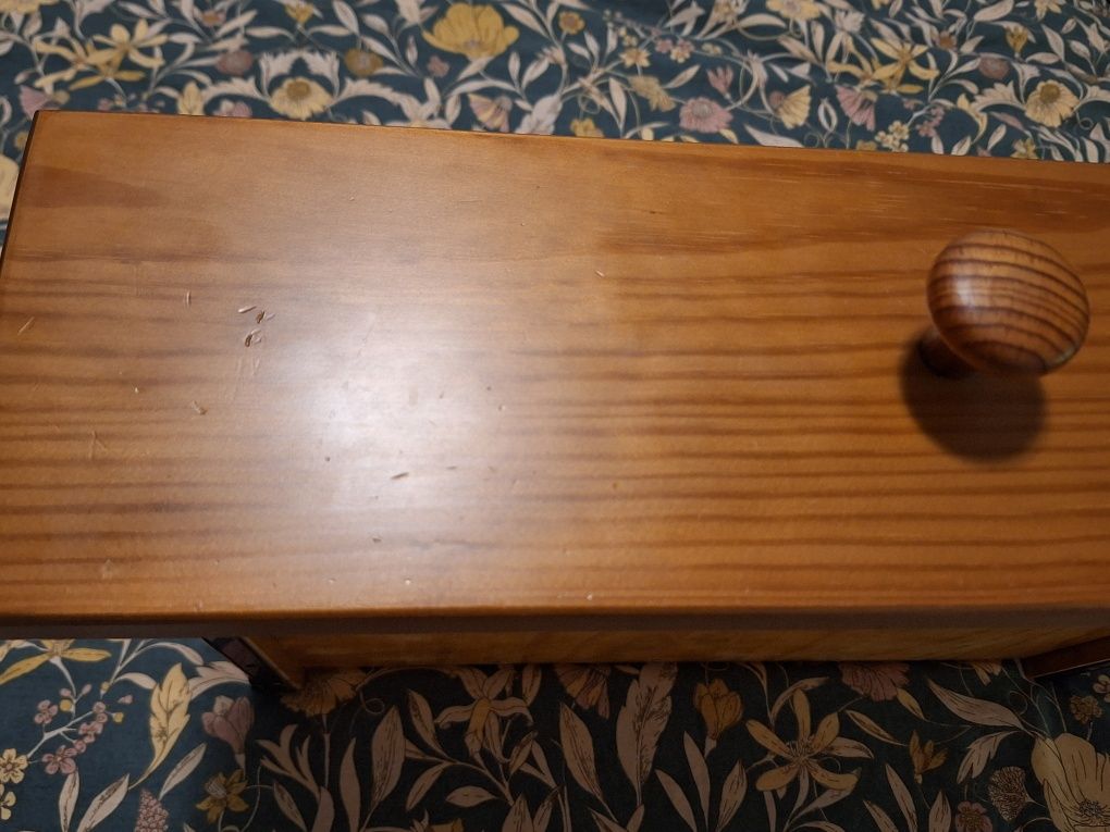 Mesa de cabeceira em pinho mel