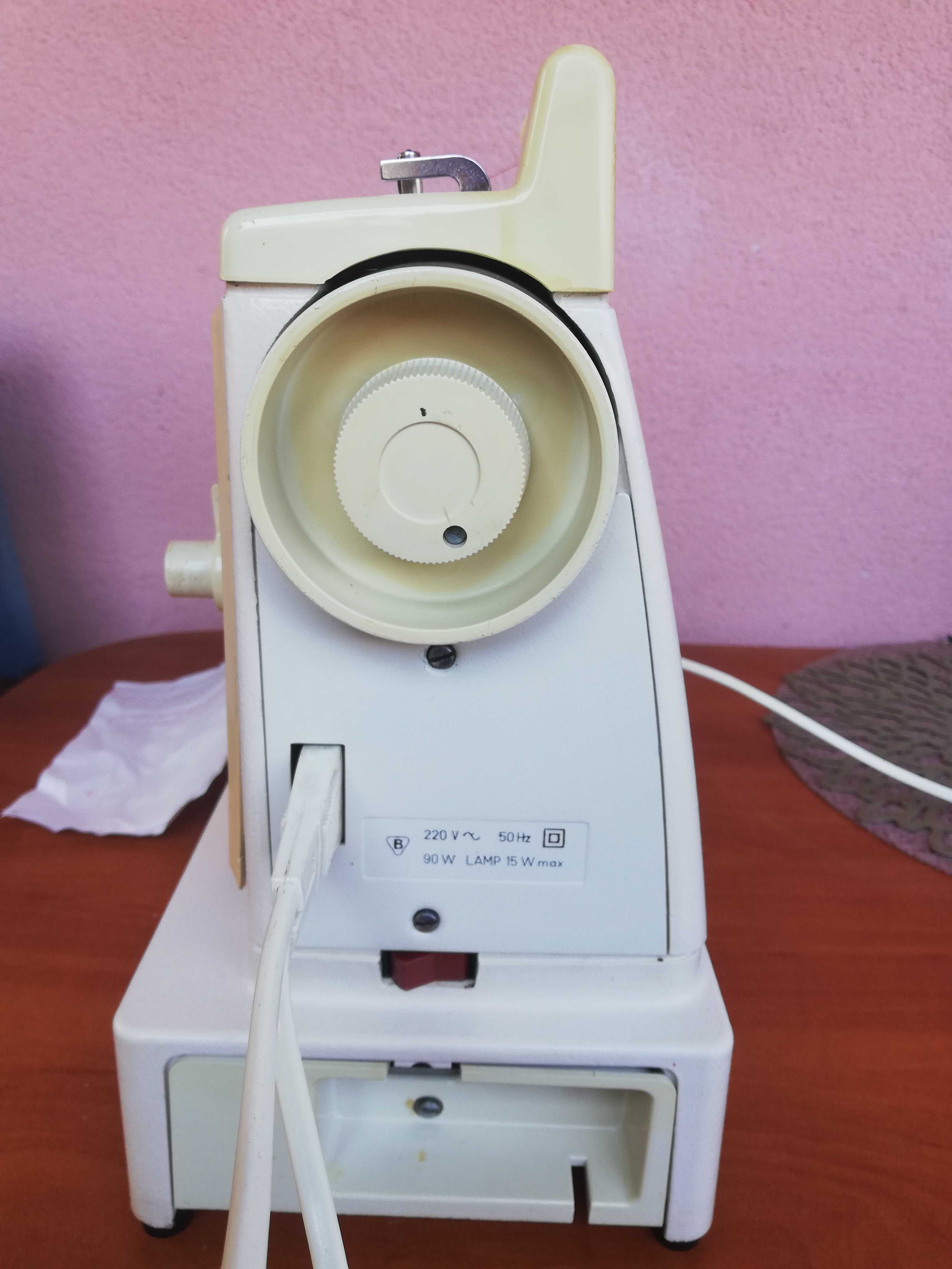 Sprzedam bardzo ładną maszynę do szycia Łucznik 877