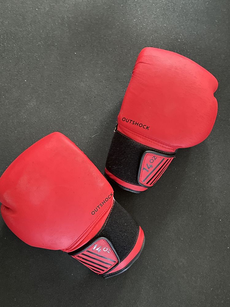 Saco de boxe com luvas
