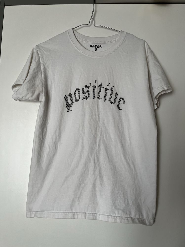 biała bluzka t-shirt z diamencikami crystal Rator Positive