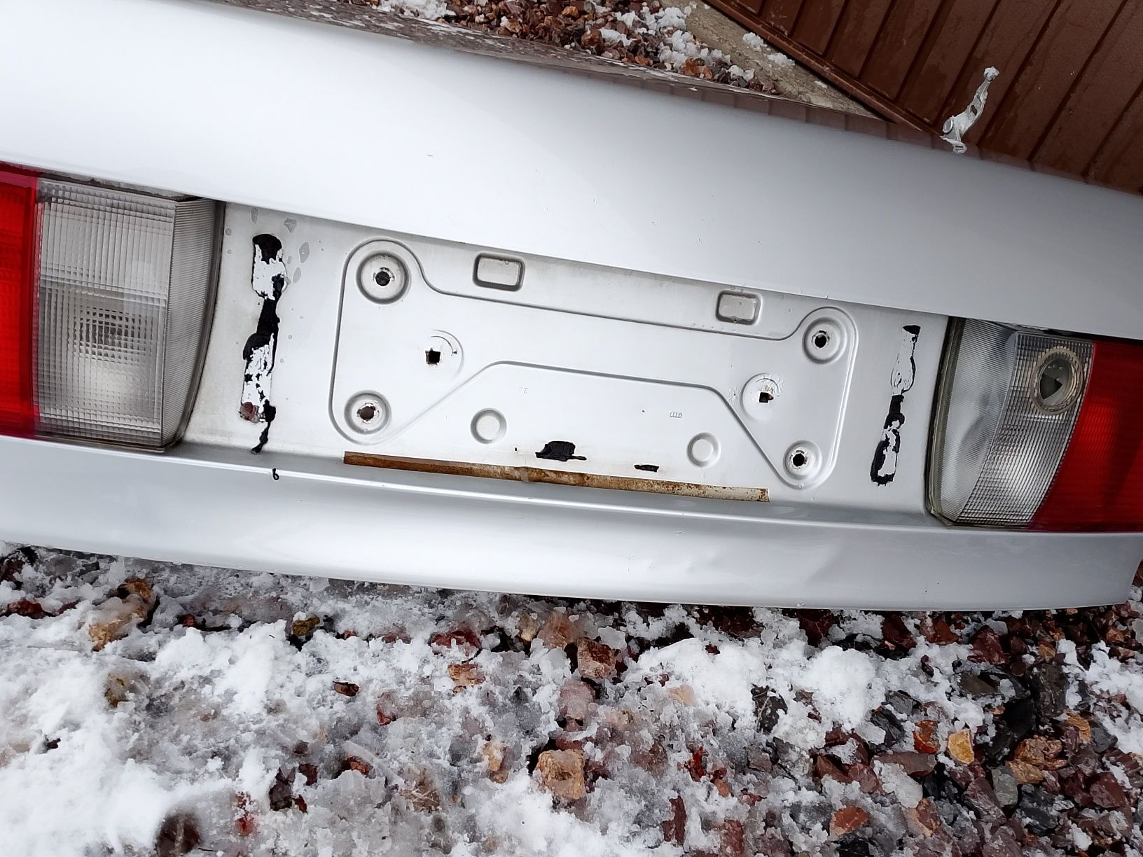 Klapa tylna bagażnika Audi 80 B4 srebrna gola, bez lamp