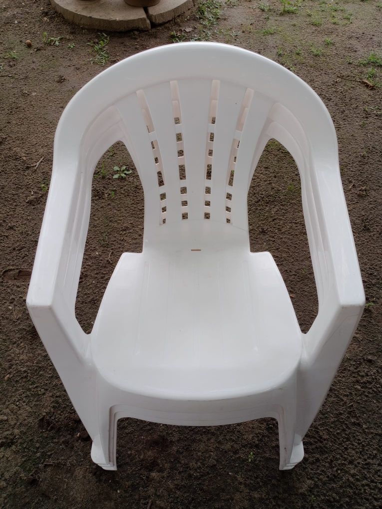 Białe krzesła ogrodowe