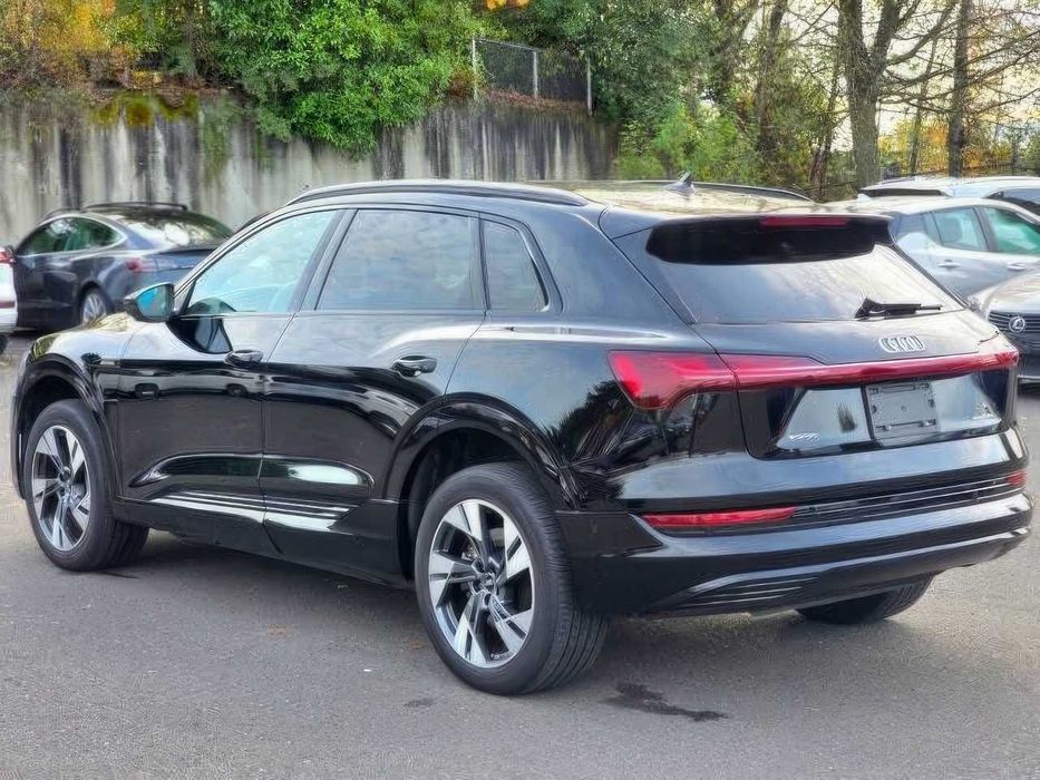 Audi e-tron      2022