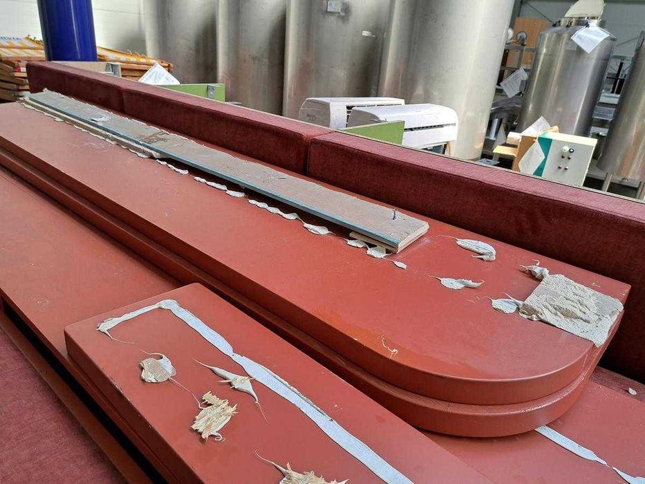 Wyposażenie restauracji (sofy i półki)