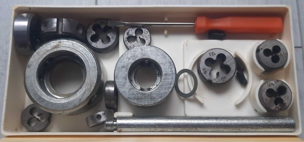 Набір різьбонарізного (резьбонарезного) інструмента РИС-1М (СССР)