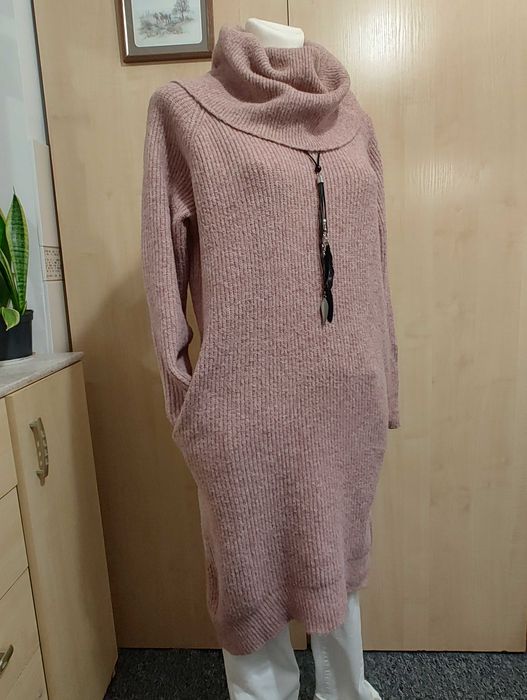 Ciepła wełniana sukienka sweterkowa z luźnym golfem kieszenie Mohito