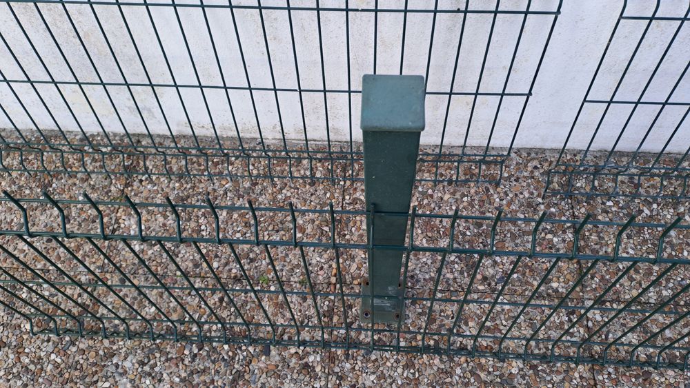 Painel metálico verde + 2 postes quadrados