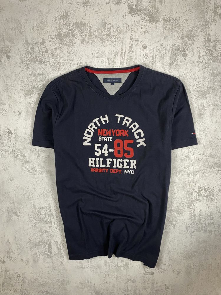 Темно-синя футболка tommy hilfiger з виразним брендингом – стиль