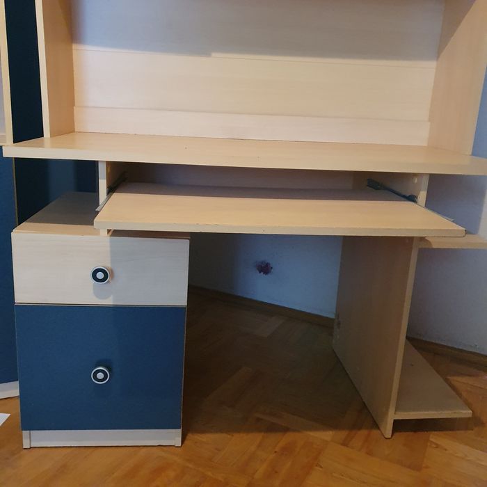 Biurko młodzieżowe z nadstawką.