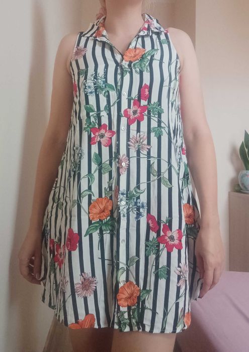 Sukienka w paski i kwiaty kołnierzyk Stradivarius S