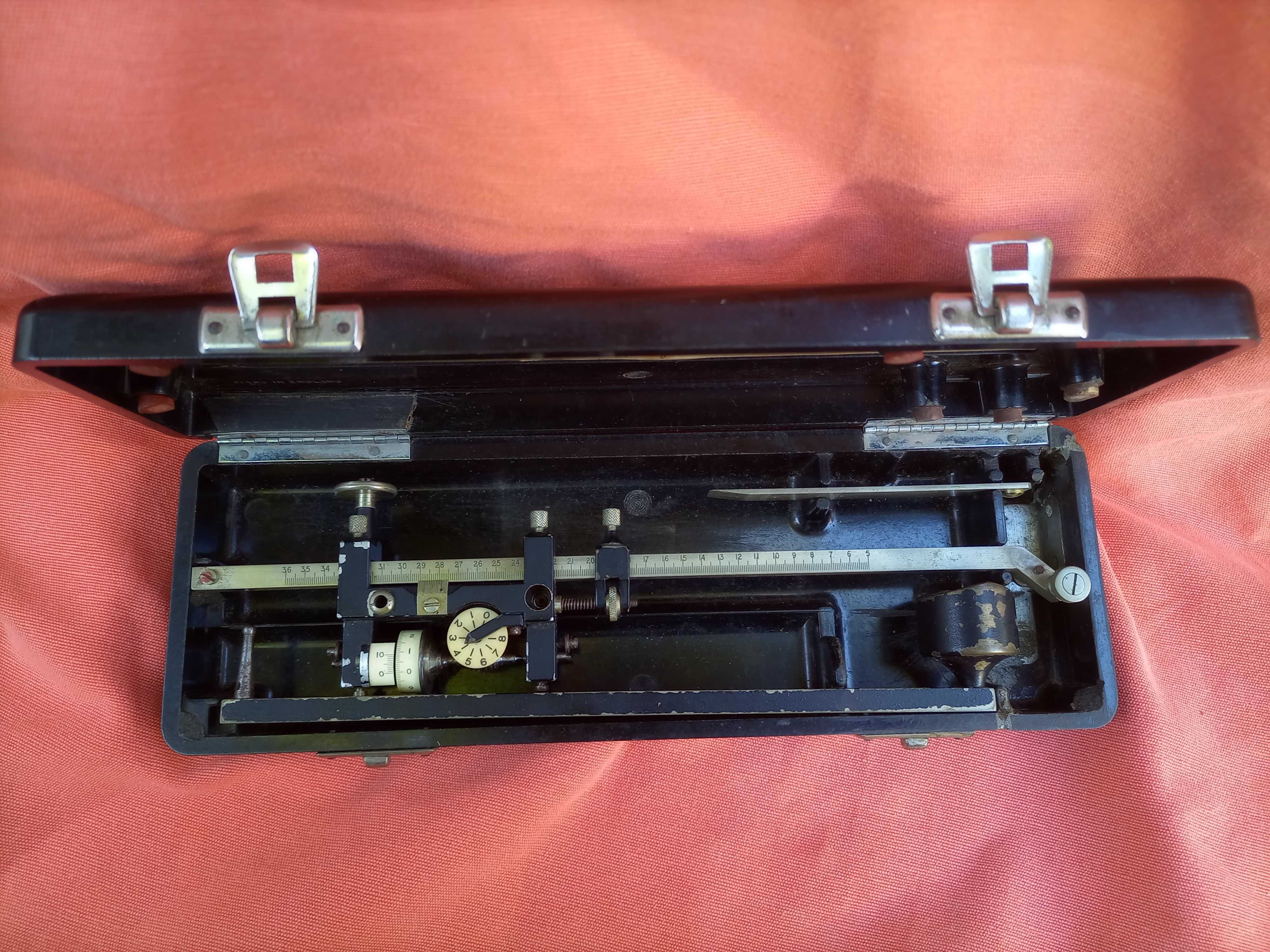 Planimetro compasso mecânico antigo de arquiteto em caixa de origem