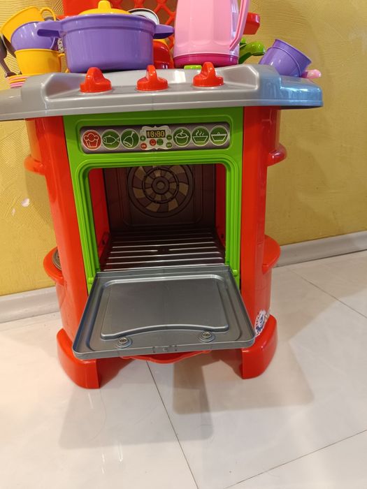 Дитяча кухня з посудом