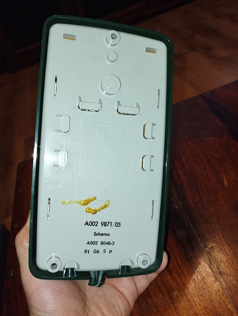 Stary telefon stacjonarny w kolorze zielonym