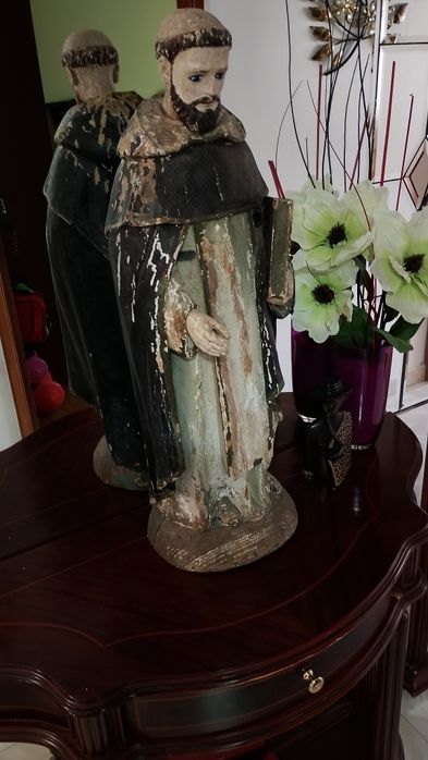 Estátua religiosa em madeira