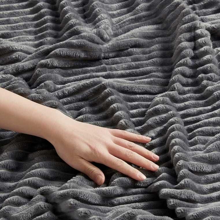 Gruby ciepły miękki koc wytłaczany 150x200 cm pled narzuta wzory paski