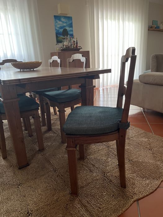 Mesa de jantar e cadeiras em carvalho maciço