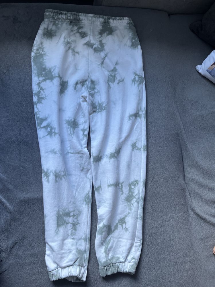 Białe dresy damskie Stradivarius r.L