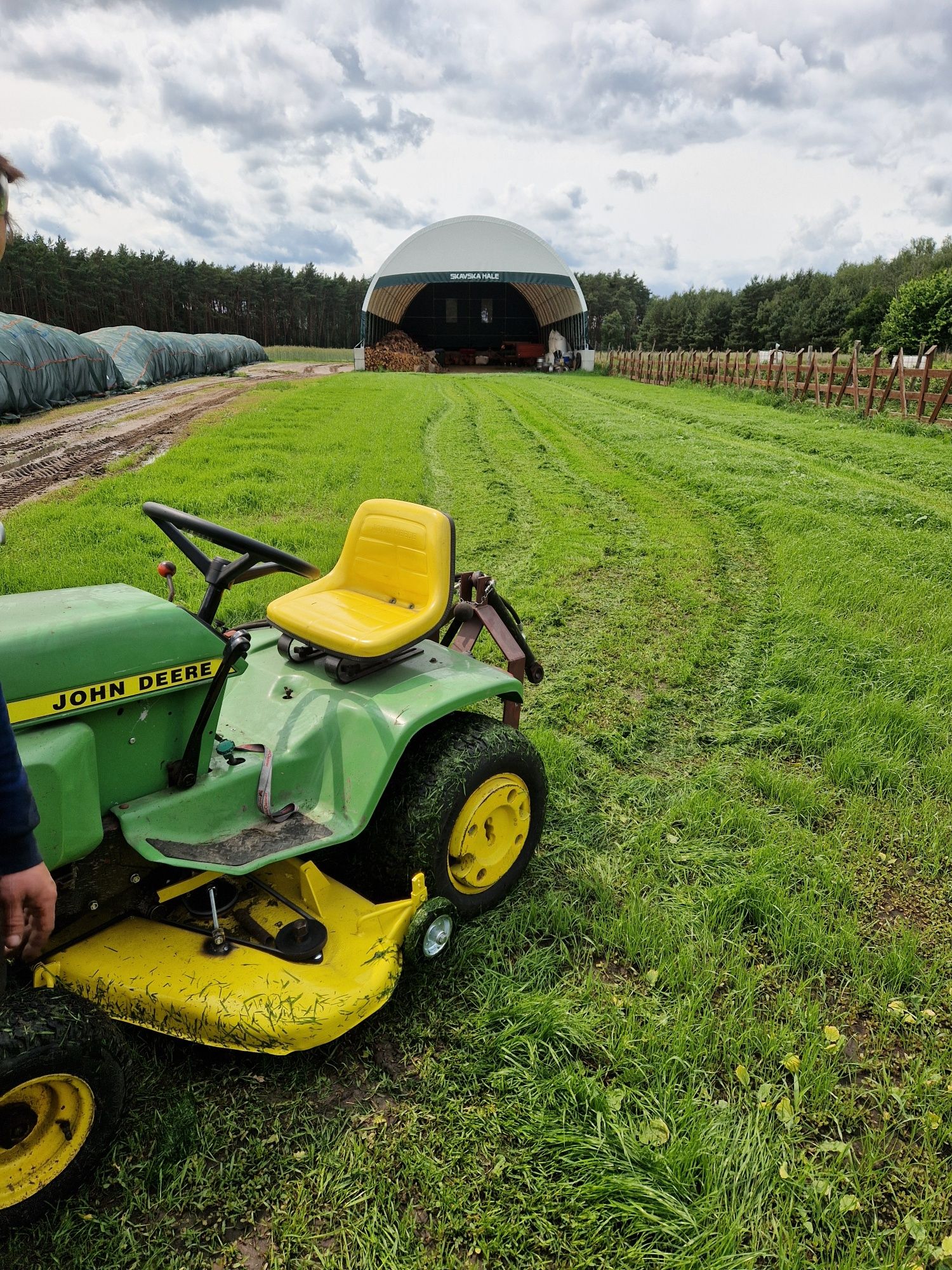 John Deere 300 – traktorek z zamiatarką, wiertnicą, glebogryzarką, kos
