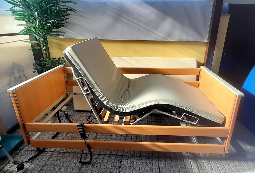 Cama articulada elétrica e elevatória hospitalar