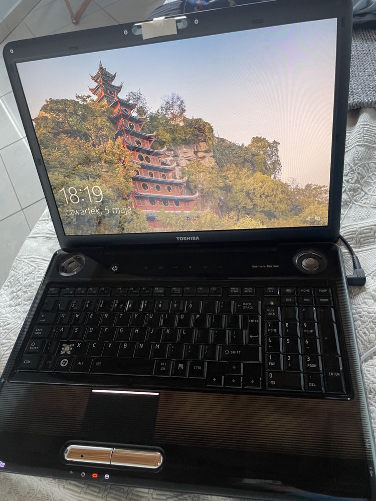 Laptop toshiba z zasilaczem