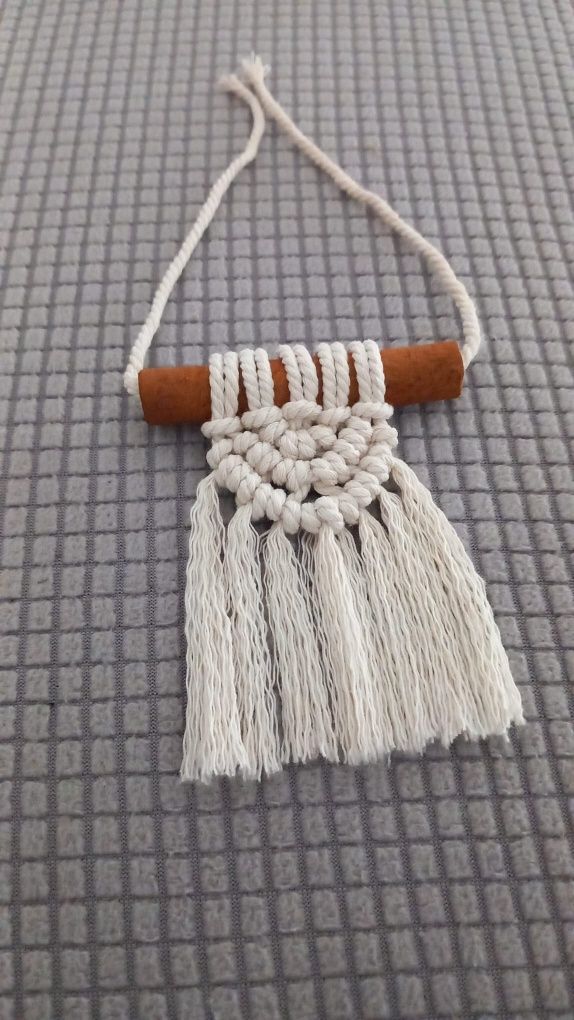 Difusor/Ornamento em macramé com pau de canela