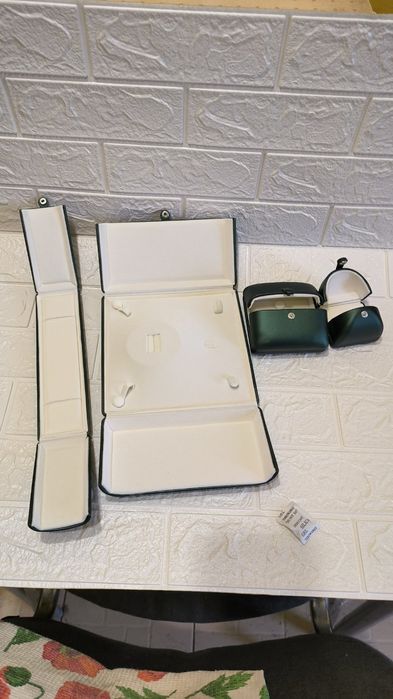 Жёсткая упаковка для ювелирных изделий.