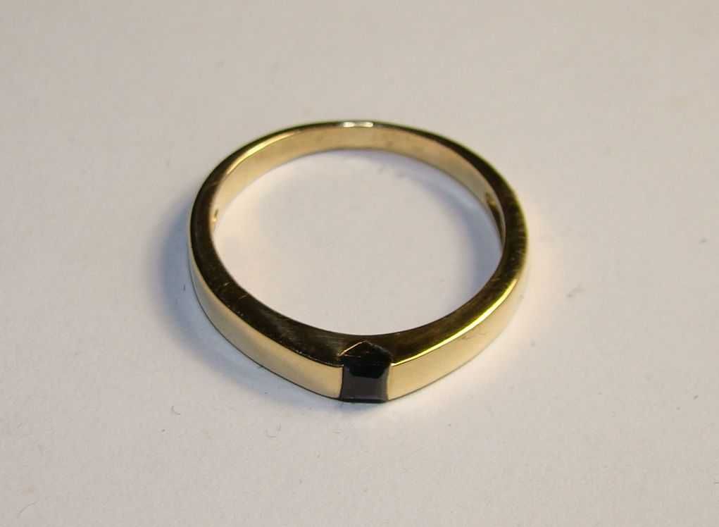 Złoty pierścionek 14karat z szafirem naturalnym.