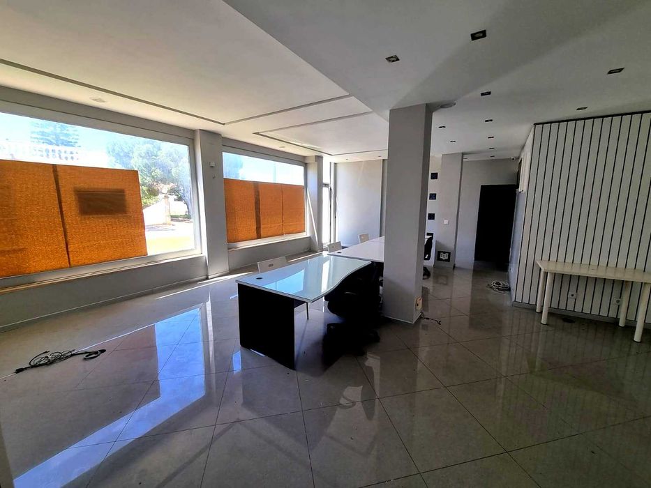 Loja / Escritório de 147 m² Arrendamento em Lagoa - Espaço Comercial