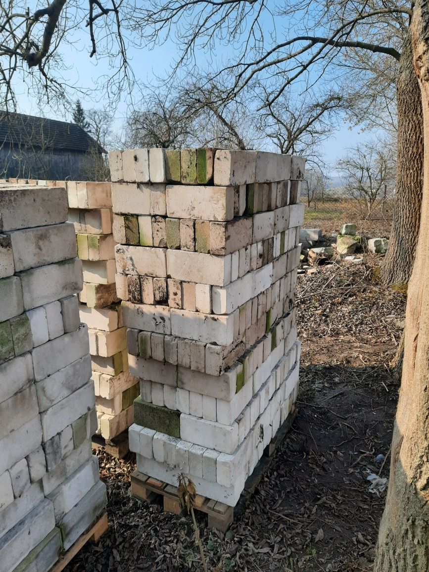 Cegła biała silikatowa.