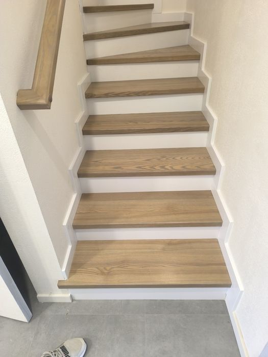 Фарбування виготовлення дерев'яних сходів та дверей з масиву