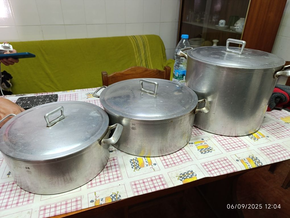 Tachos e panelas grandes