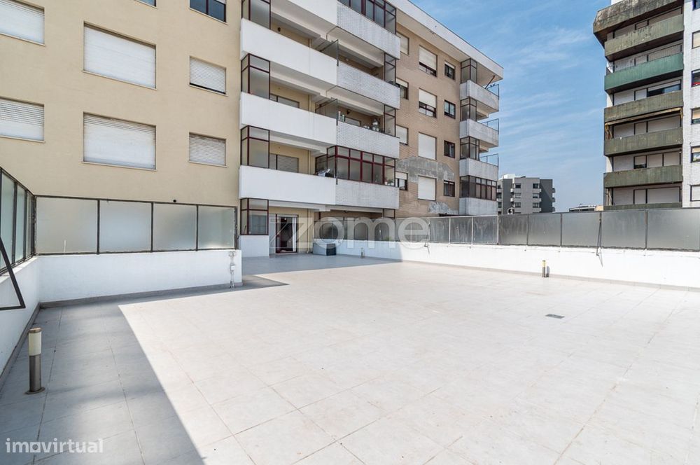 T2 + 1 mobilado com terraço e garagem em Paranhos