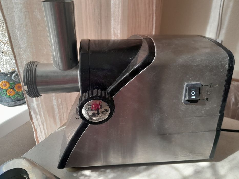 Електром'ясопубка з різними насадками