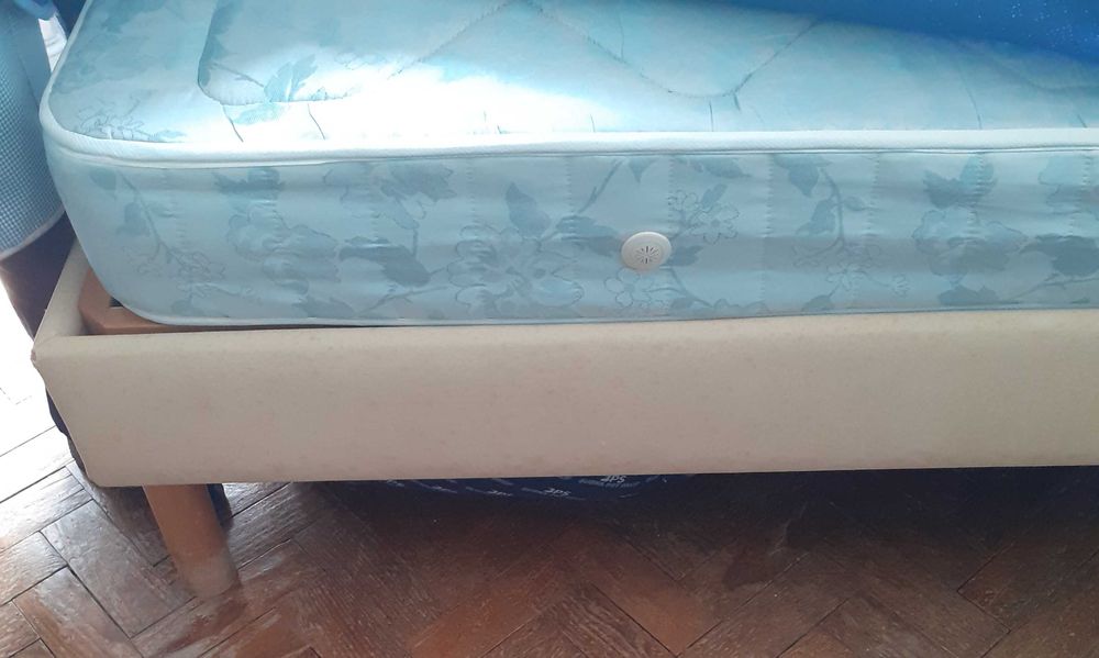 Cama e colchão em bom estado
